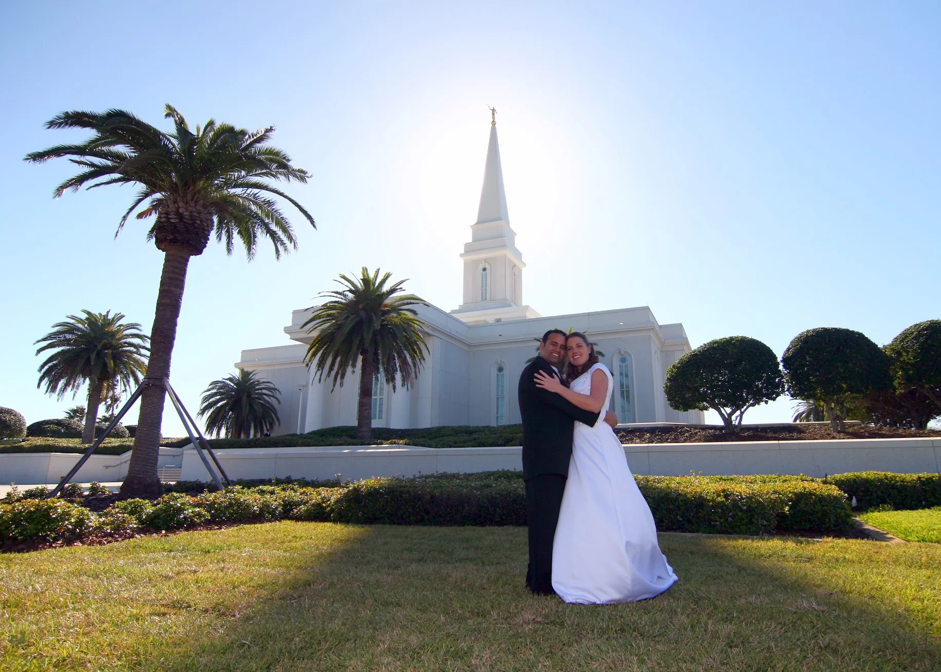 Kate and Omar on their wedding day in 2008 under palm trees